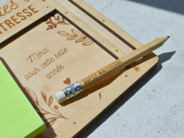 Support post-it maîtresse en bois – Image 3