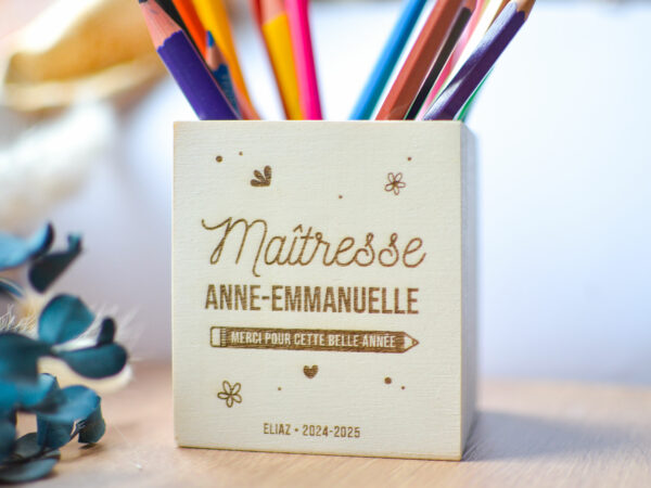 Pot à crayon maîtresse personnalisé en bois