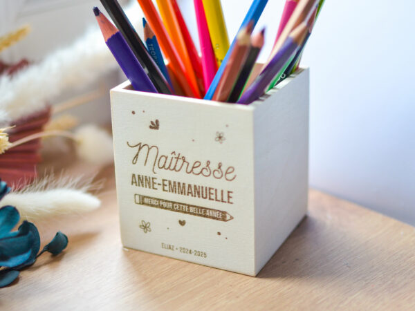 Pot à crayon maîtresse personnalisé en bois – Image 3
